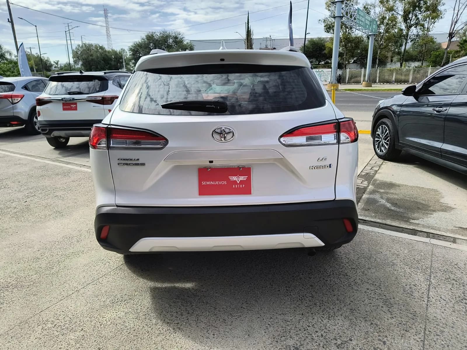 Toyota TOYOTA COROLLA CROSS HÍBRIDA 2024 - más imágenes