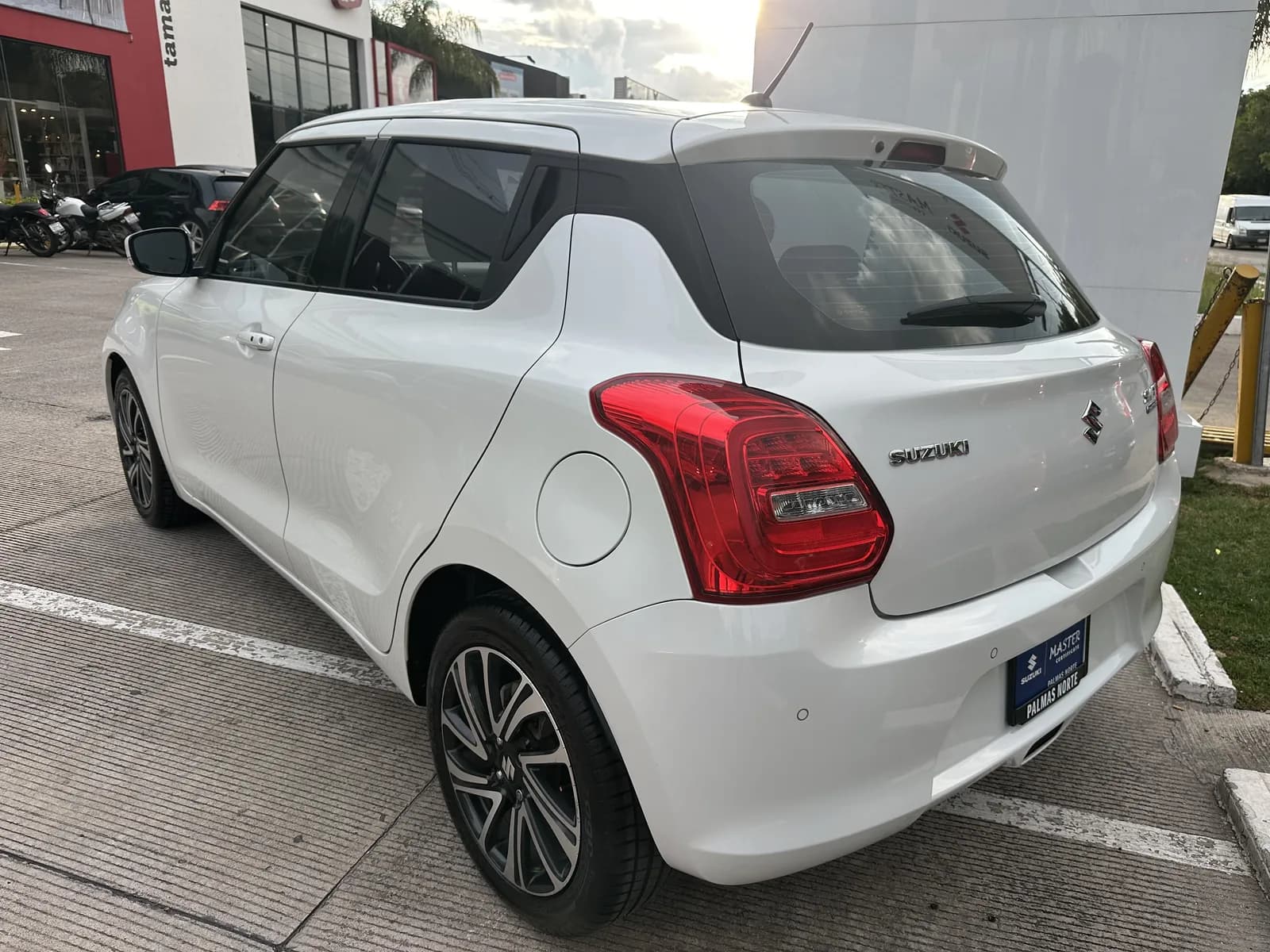 Suzuki SUZUKI SWIFT GLX 1.0L BOOSTERJET 3CIL 2WD 2021 - imagen 4