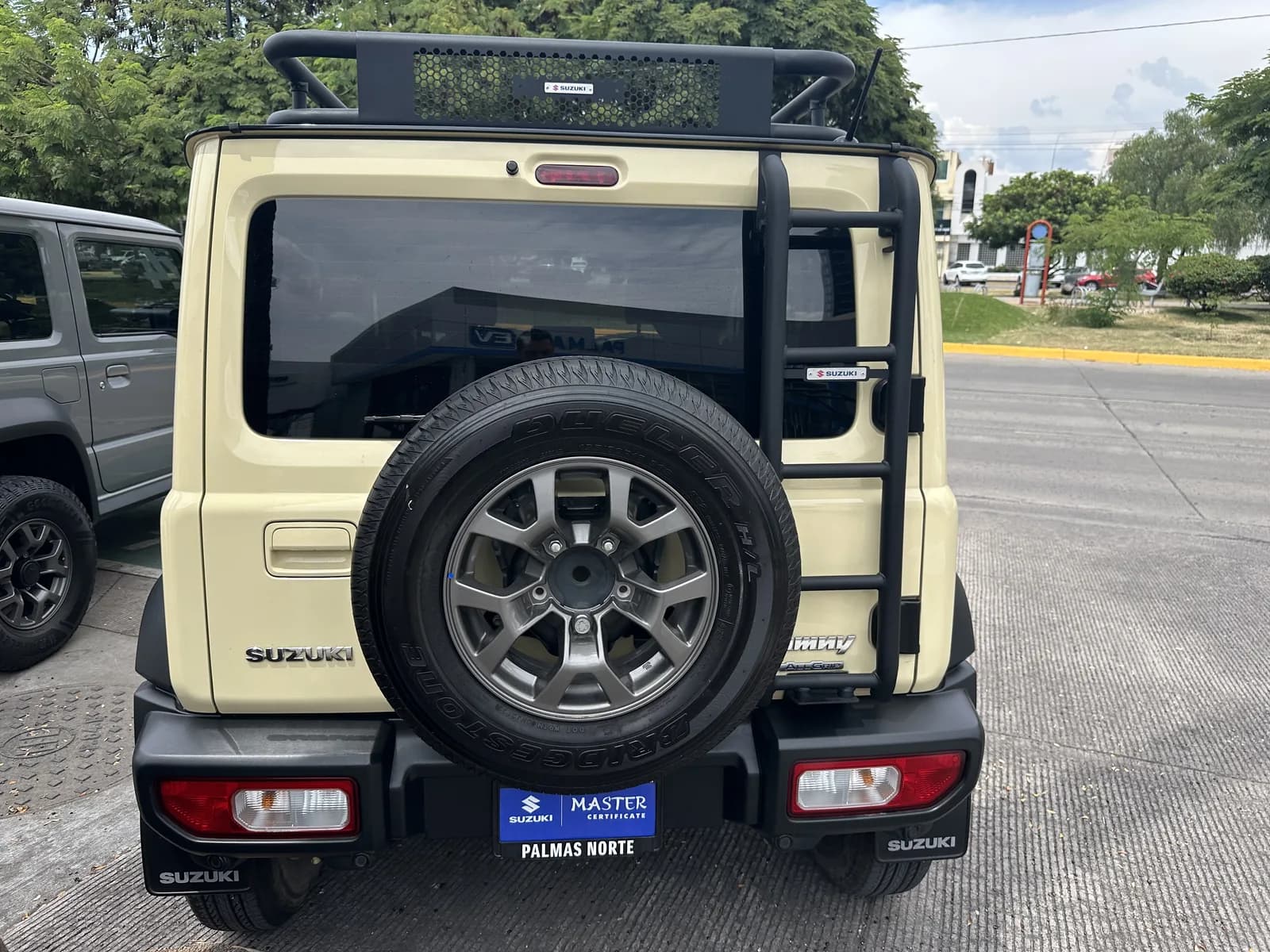 Suzuki SUZUKI JIMNY GLX 1.5L 4CIL 4WD 4PAS 5PTAS 2024 - más imágenes