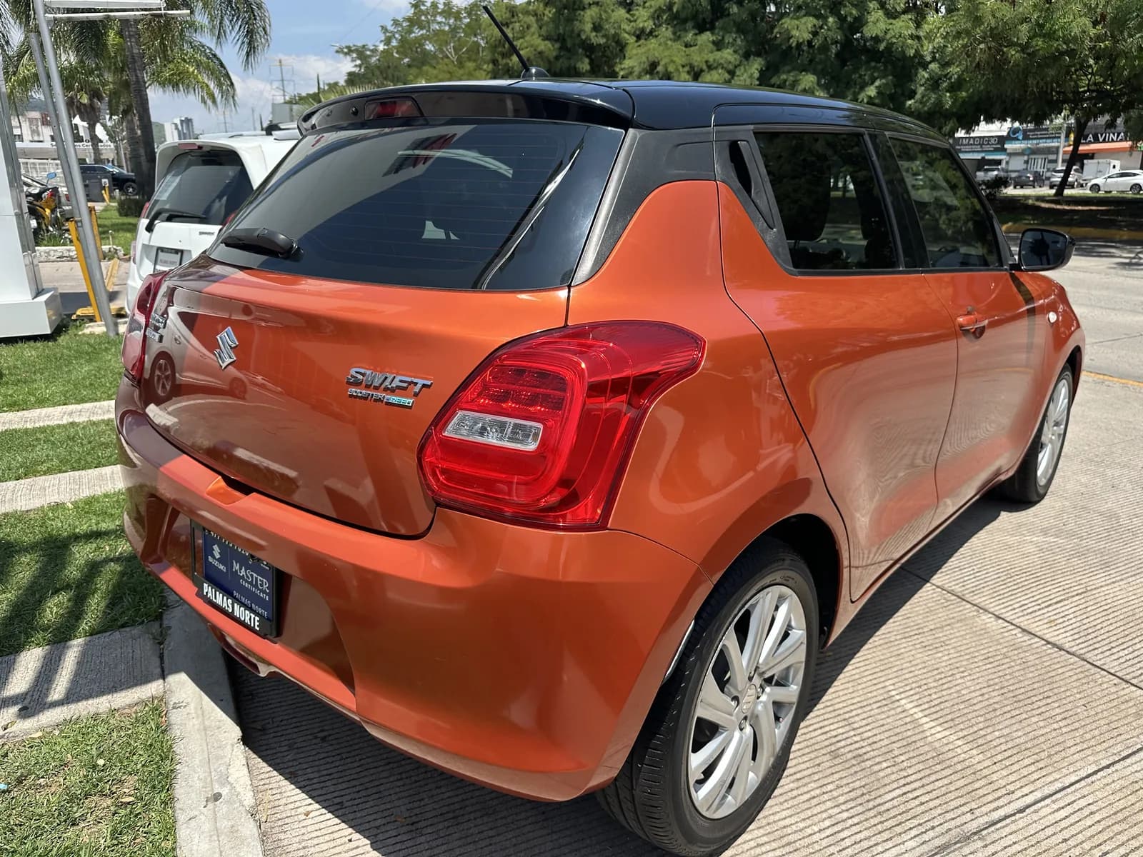 Suzuki SUZUKI SWIFT GLX BOOSTERGREEN 1.2 LT 3 CIL 2023 - más imágenes