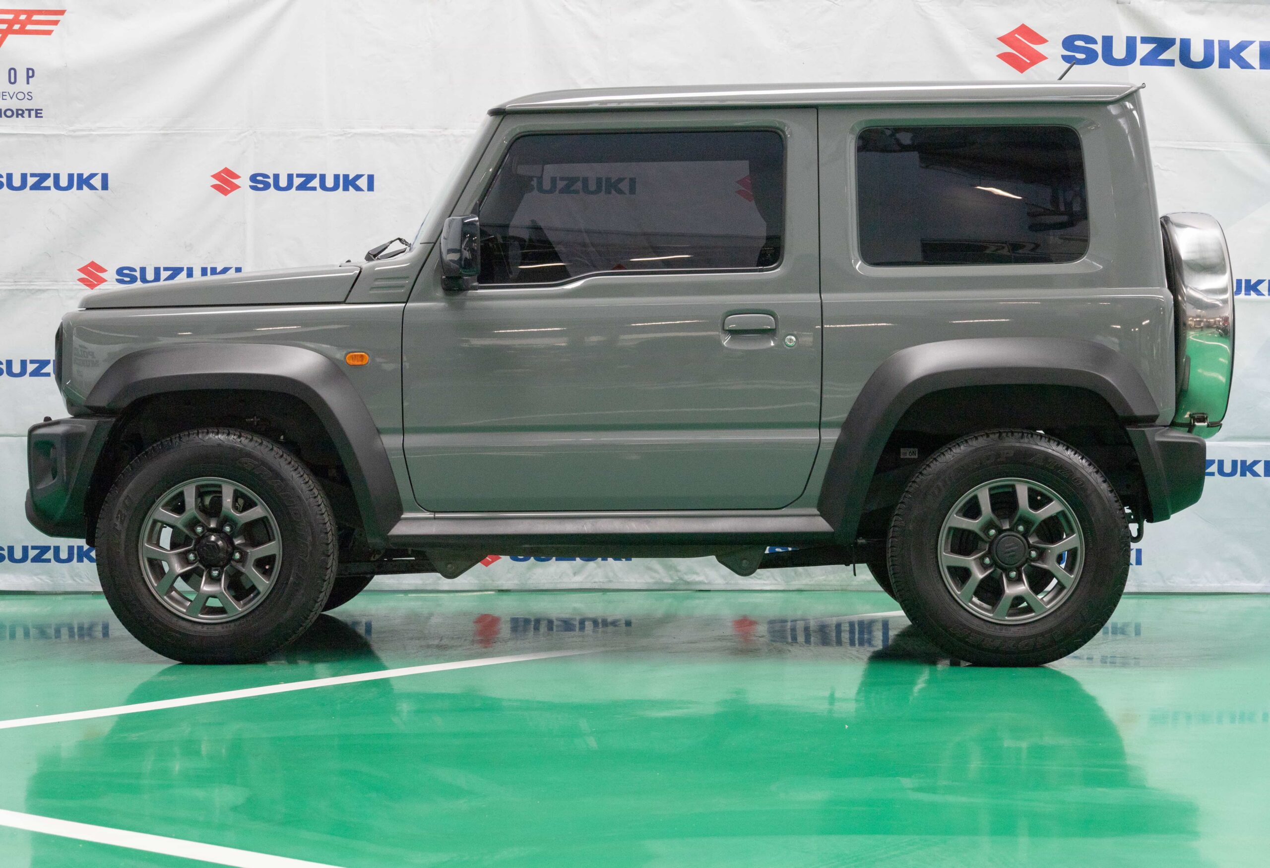 SUZUKI JIMNY GLX 3 PTAS 2025 GRIS CUARZO - Image 3