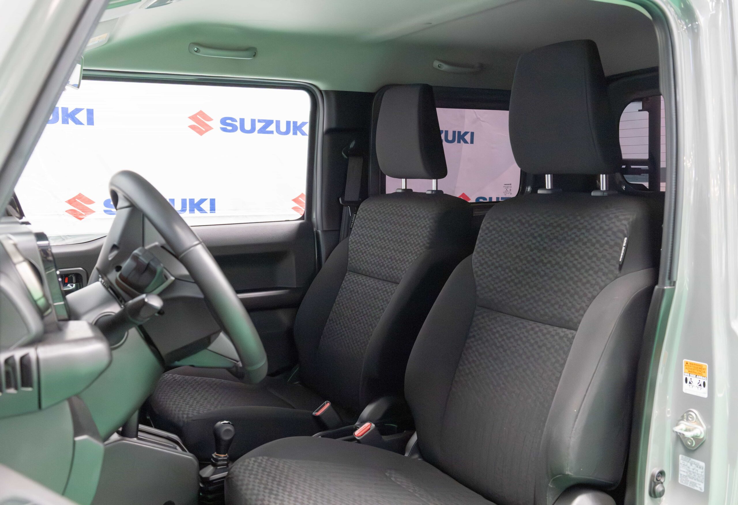 SUZUKI JIMNY GLX 3 PTAS 2025 GRIS CUARZO - Image 4