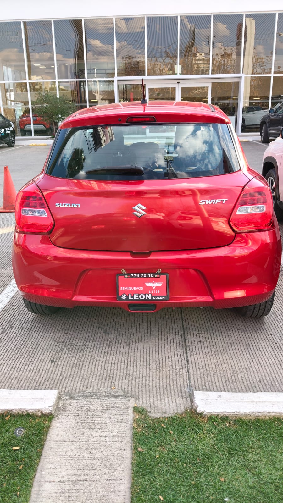 SUZUKI SWIFT GLS 1.2L 4CIL 2WD CVT 2023 ROJO VANADIO ATM - Image 2