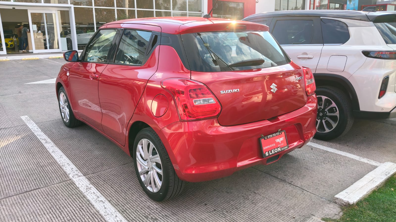 SUZUKI SWIFT GLS 1.2L 4CIL 2WD CVT 2023 ROJO VANADIO ATM - Image 3